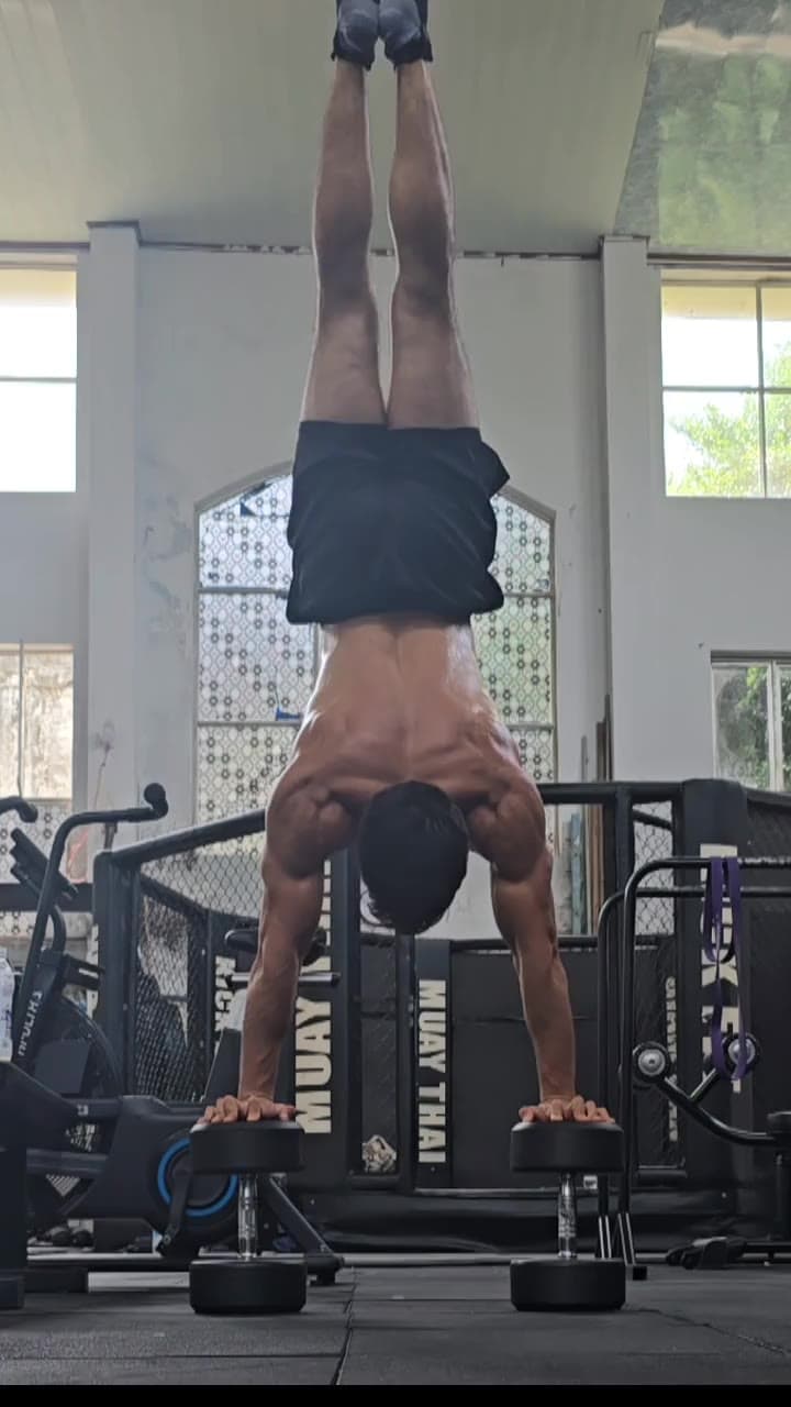 Calisthenics athlete performing handstand